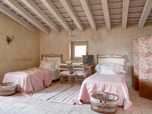 Carefully crafted imperfect-looking walls and distinctive color scheme