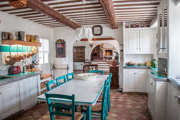 Provence style kitchen is a separate topic, but all the rules and colors remain here.
