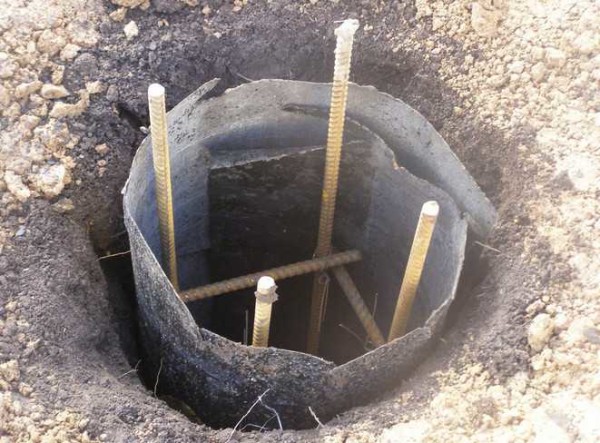 There must be a distance of at least 50 mm from the reinforcement to the edges of the formwork