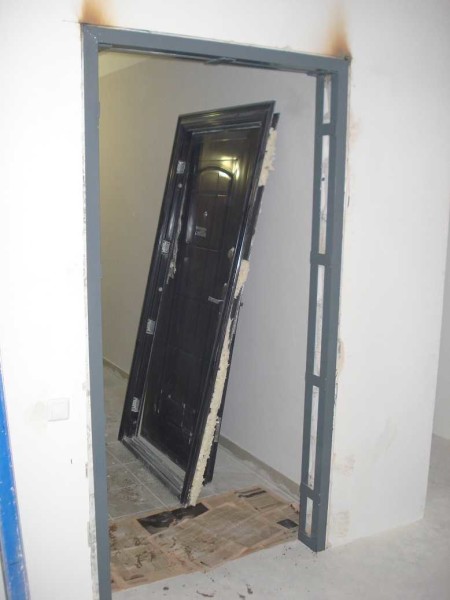 Frame for mounting a metal door in aerated concrete house