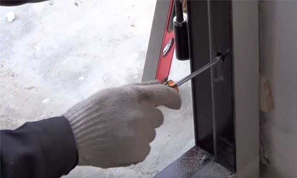 We put the anchor in the door frame of the entrance door from the bottom, checking the verticality of the rack
