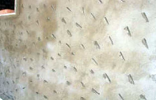 If the surface of the wall is too smooth, notches are made on it.