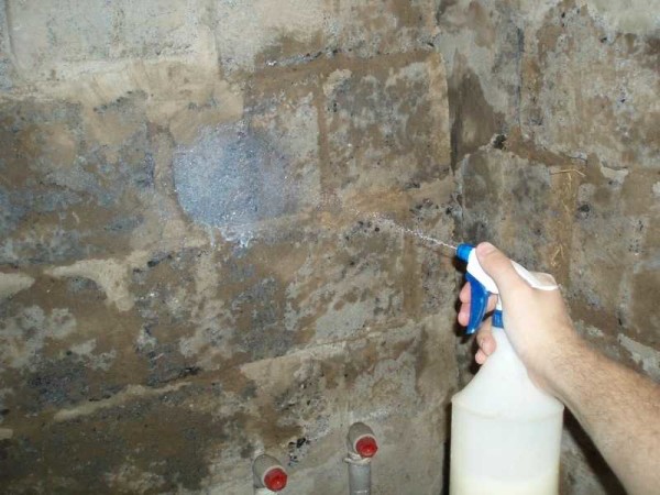 Priming walls before plastering