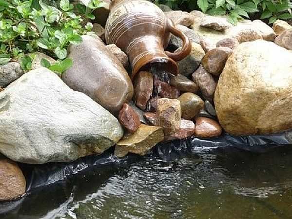 A common mistake when decorating a waterfall - the sides of the bowl are not lined with stone and the film spoils a good idea