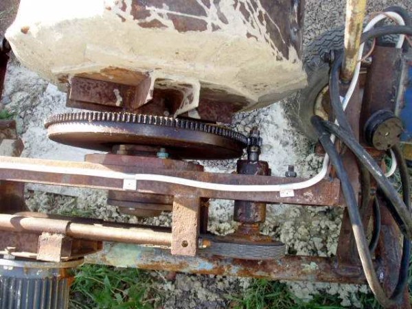 If you leave the bottom of an ordinary barrel without reinforcement, thin metal (3-4 mm) may not withstand the loads and will simply twist it. Therefore, it is better to weld on corners or U-shaped rolling