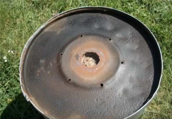 We make holes in the bottom of the barrel. When installing, do not forget about the sealing gum