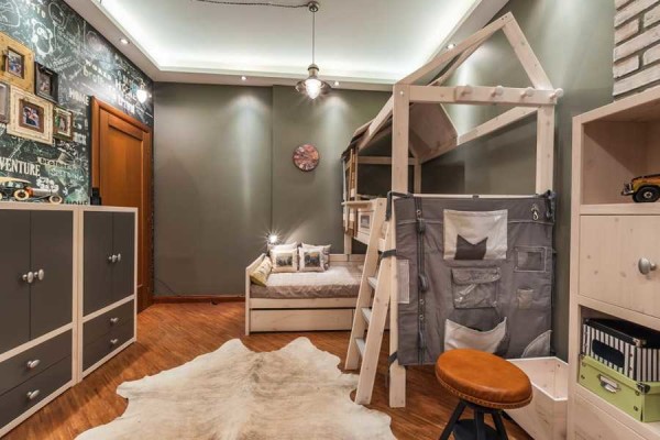 Instead of a conventional wardrobe - a sliding wardrobe. No mess