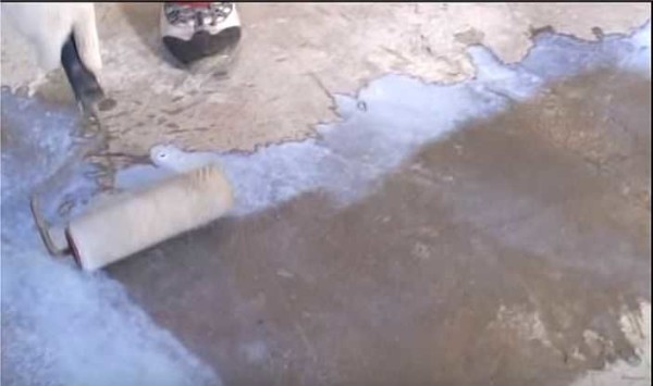 Primer for better adhesion to the adhesive