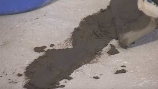 Cover the groove with tile glue