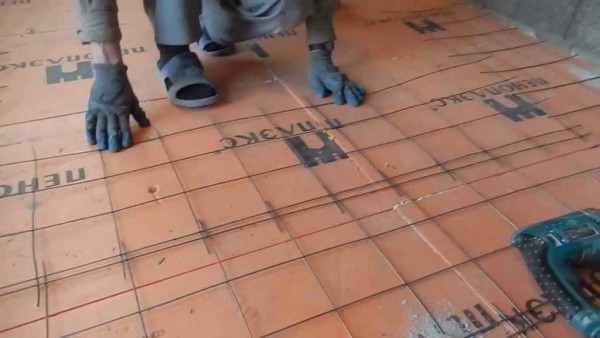 Laying the mesh for the installation of the heating cable