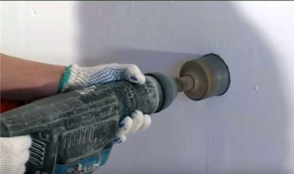 We drill a hole for the mounting box