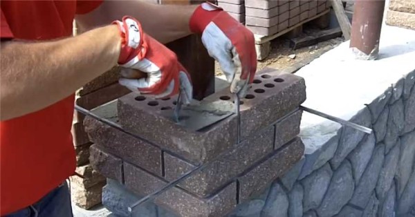 We take out the bar, holding the seam with a trowel