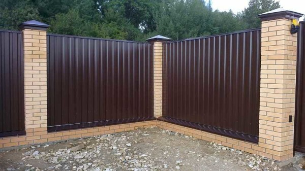 The most popular burgundy color of corrugated board on the fence
