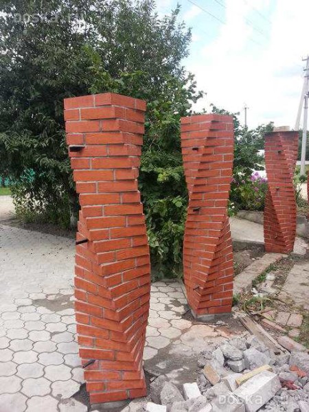 Twisted pillars for advanced bricklayers