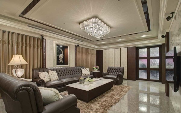 A massive crystal chandelier is an almost irreplaceable attribute of the classic style in the interior