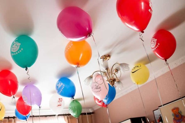 To meet the newborn, you can inflate gel balloons into the room