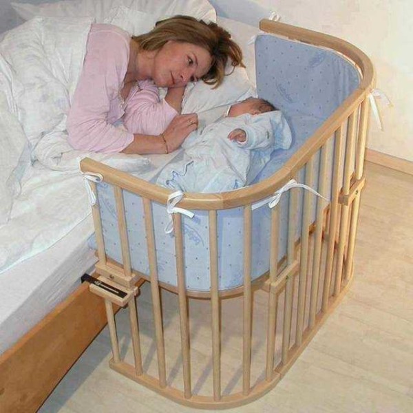 Convenient compromise: both the baby and the mother do not need to get up in their crib