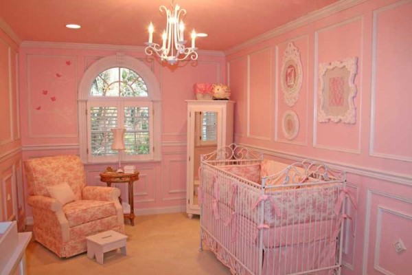 Room for a newborn girl in a classic style
