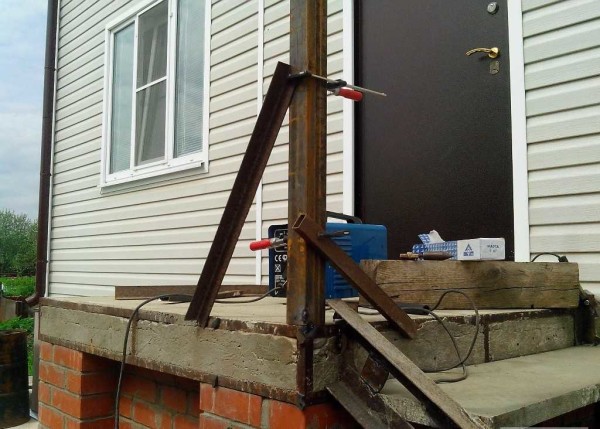 First, we set the racks, grab them, install temporary braces