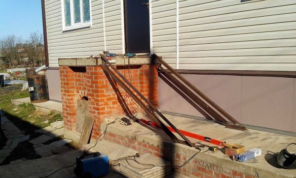 Two bowstrings and a level, the help of which controlled the plane
