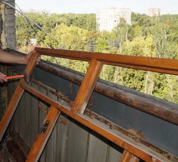 Dismantling of old glazing and finishing materials