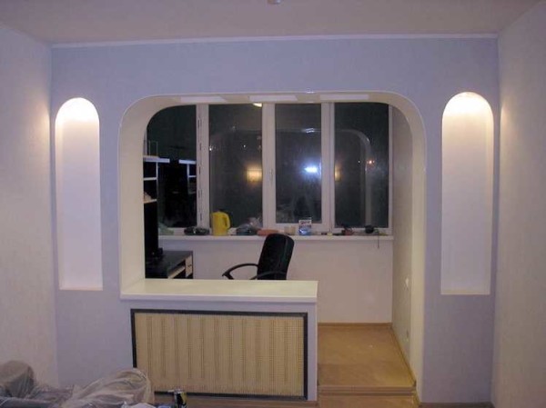 To justify such a portal, two niches are made on the sides.