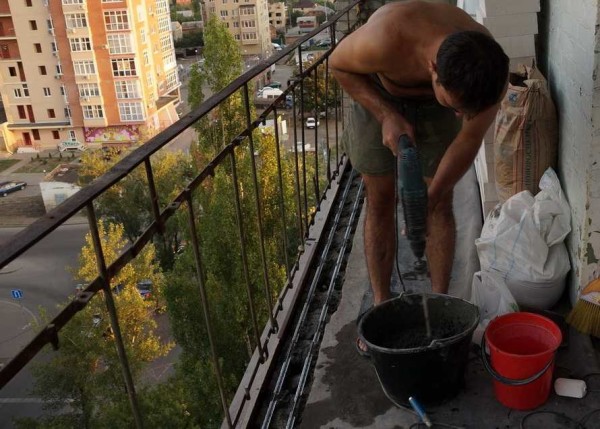 If the edge of the balcony slab is uneven, it is concreted