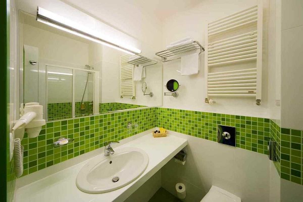 Even one strip of mosaic significantly dilutes the monotony of white tiles.