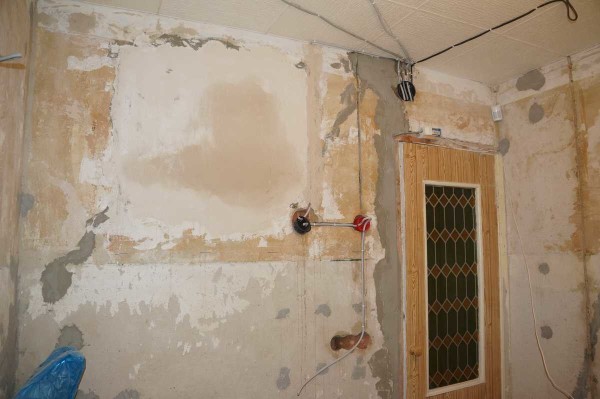 We simply attach the wires to the ceiling - the ceiling will be tensioned