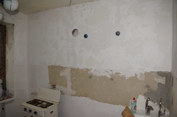 Second (they did not putty under the tile, since the differences are small, the glue will cope well with them