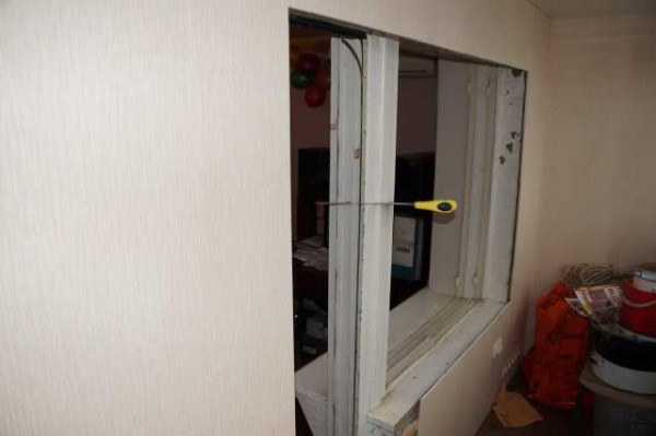 Dismantling the balcony door