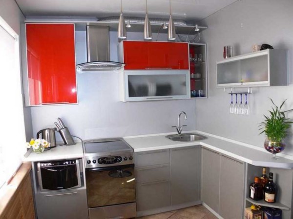 When decorating a kitchen, the main thing is not to overdo it with color accents. There should be few of them