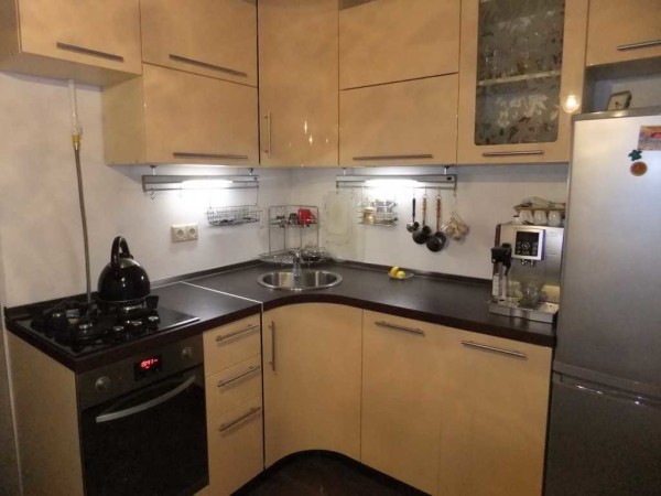 Illumination of the work surface using lamps attached to the bottom of the wall cabinets