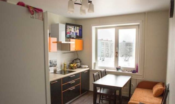 The finishing touches are the kitchen table, chairs and sofa. The renovation of the kitchen in Khrushchev is over