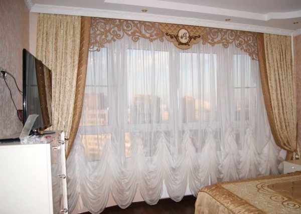 Pleats at the bottom like Austrian curtains - for a chic interior in a classic style