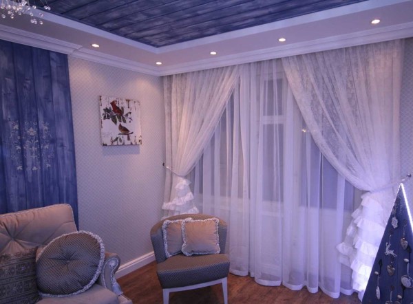 White tulle-veil in the bedroom - a classic of the genre