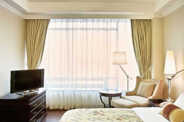 Organza in the bedroom will suit any interior