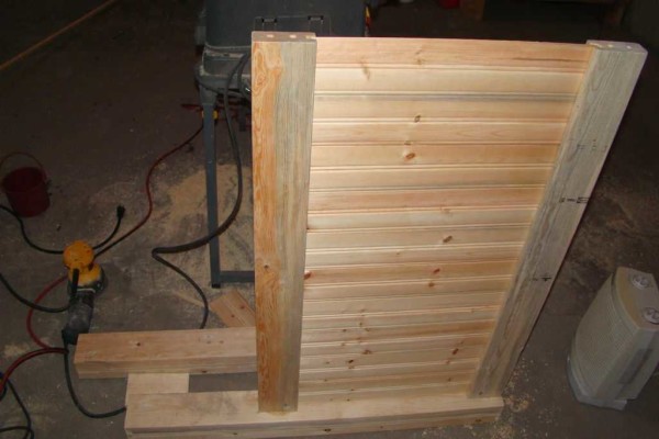 We attach the back to the leg of the bed