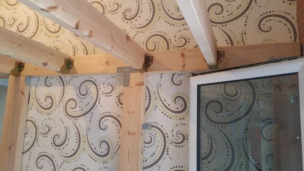 We install and fasten all the logs