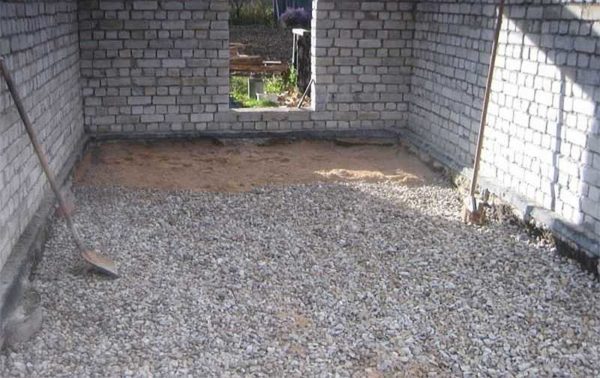The pillow consists of compacted rubble and sand