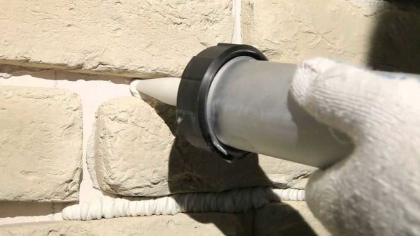 Seam filling with a construction syringe