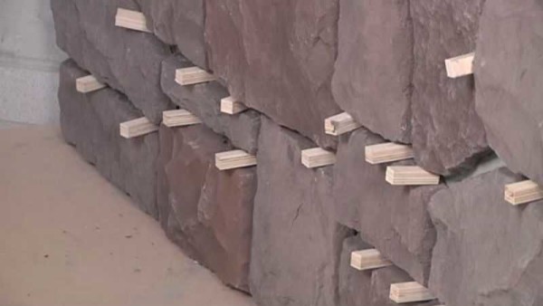Wooden blocks of the same size determine the joint thickness