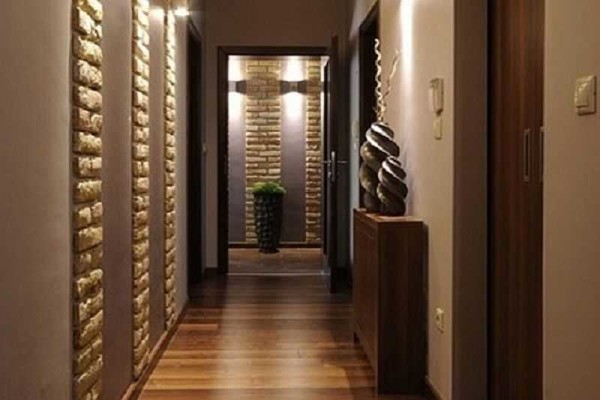 The alternation of stripes of plastered walls and decorative stone gives an unusual effect