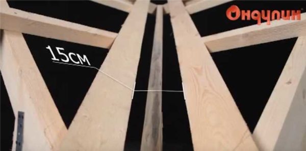There should be a gap of 15 cm between the two boards under the ondulin