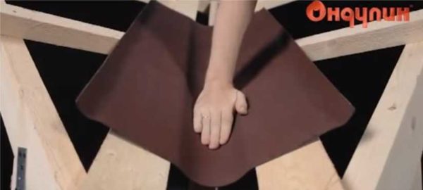A special groove is laid between the stuffed boards
