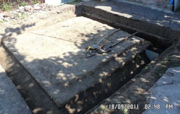 We dig a foundation pit along the perimeter of the future cellar, which has a triangular shape in section