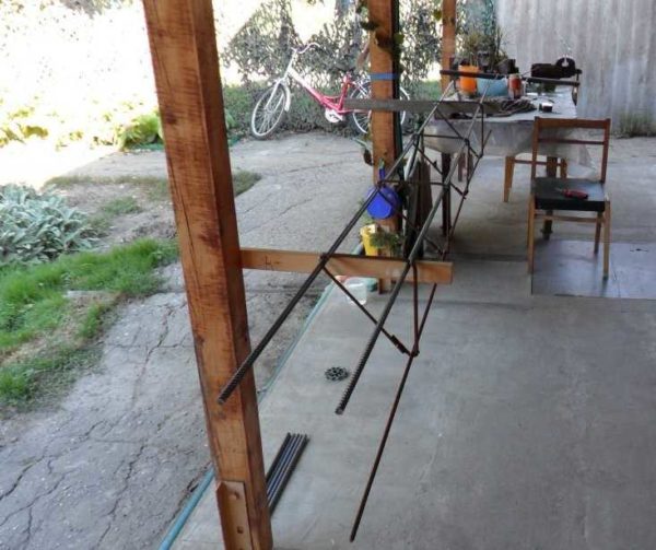 Knitted frame for knife stopper