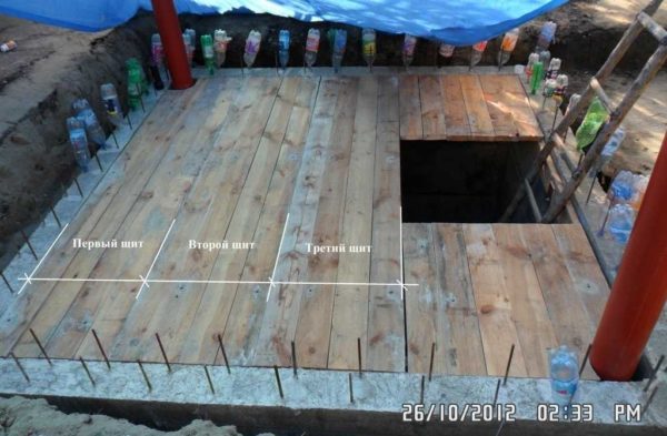 We form the formwork for pouring the cellar floor slab