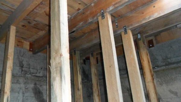 Spacers for the cellar floor slab