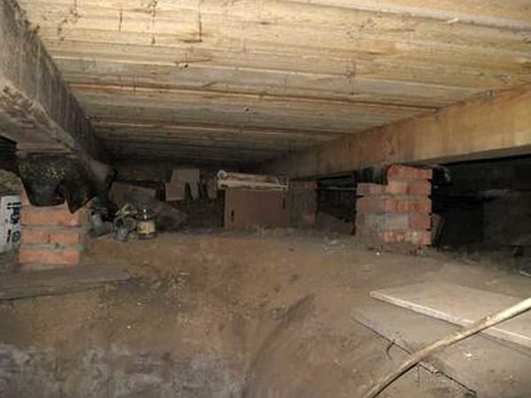 Slightly buried in the ground, you can make an underfloor for storing preserves and vegetables
